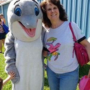 Heidi Ho makes a dolphin friend