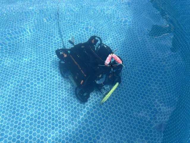 15 - mini ROV in tank