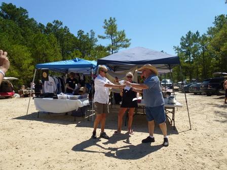 Blue duck gifting Dive Pirates with his cutout