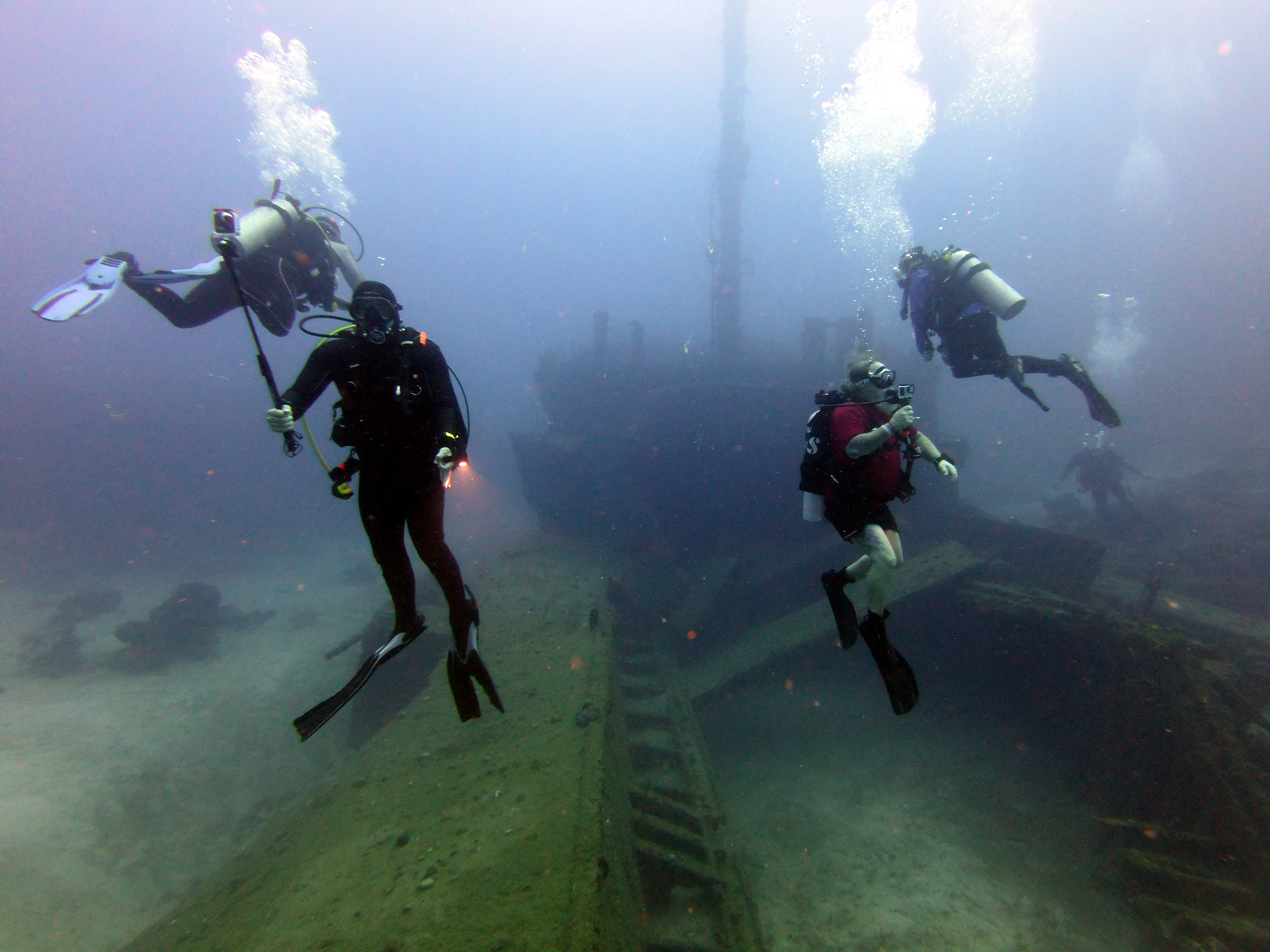 Deepbubbles, AdamBOM, and VikingDiverTX on the El Aguila