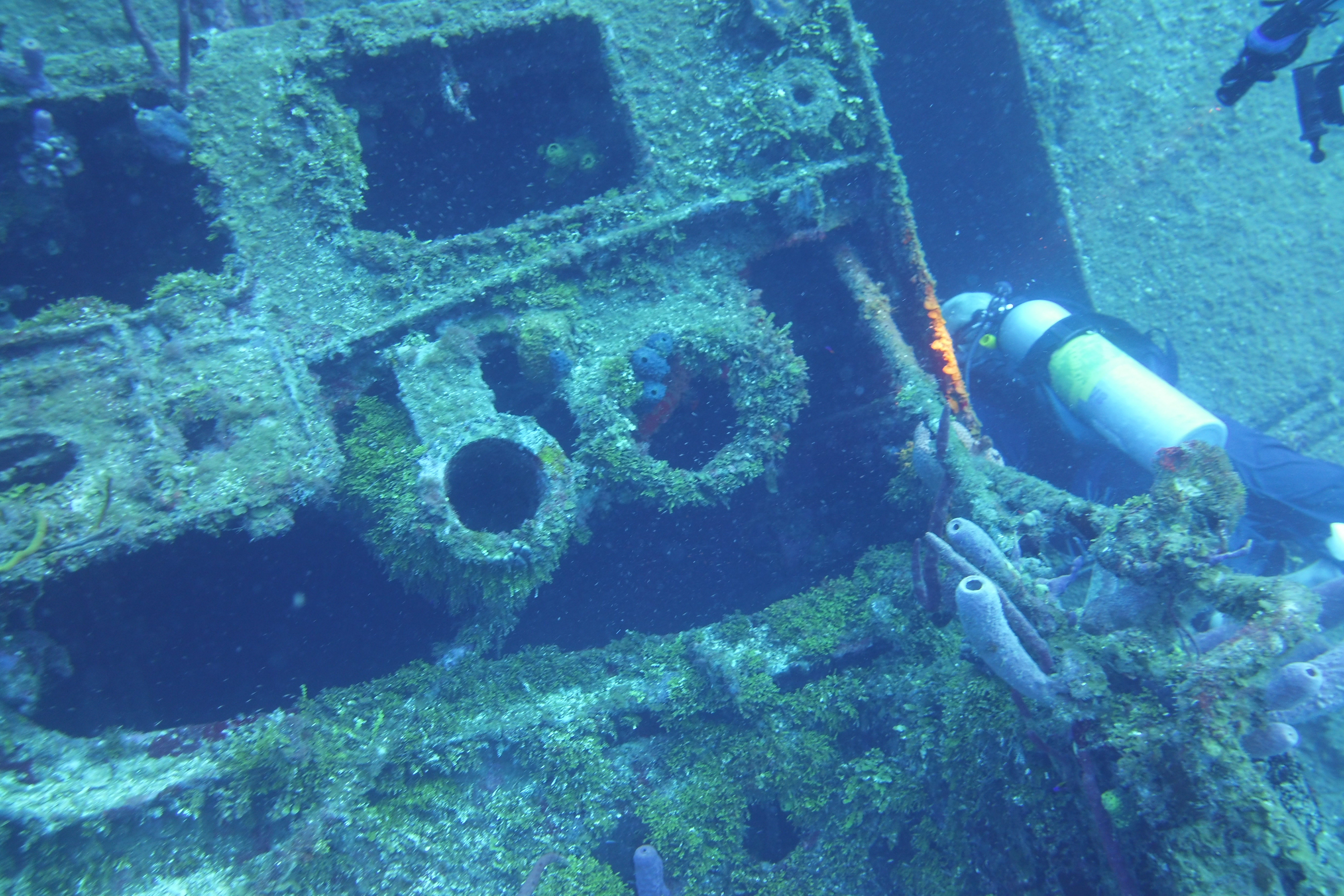 entering the El Aguila wreck.
