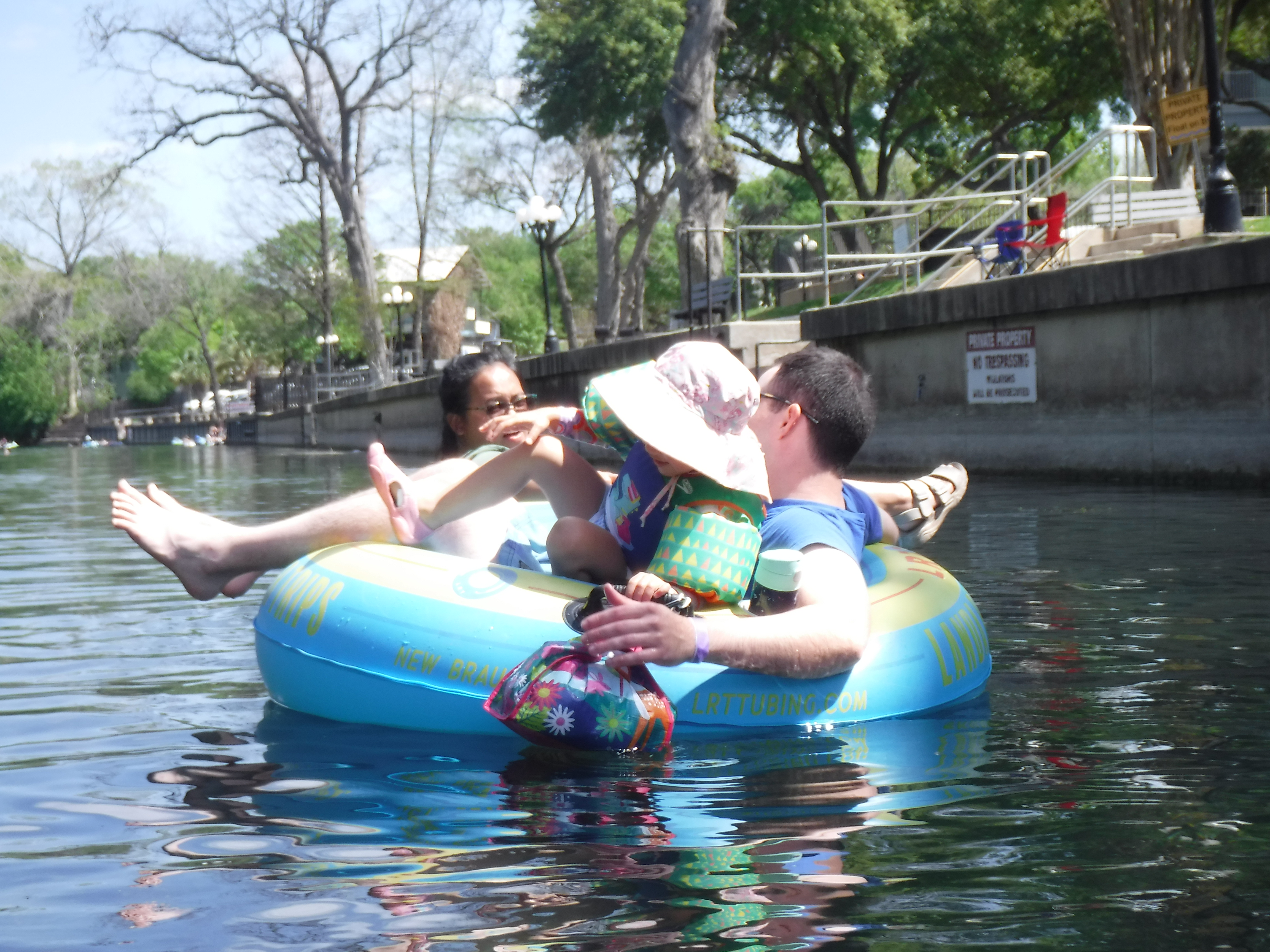 Float 06 - Baby Tropical plots her escape.JPG