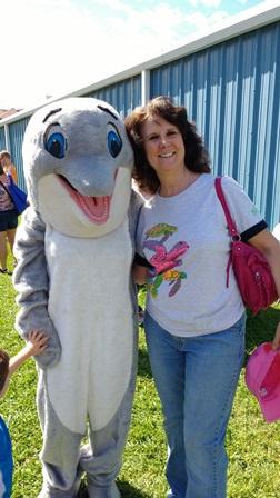 Heidi Ho makes a dolphin friend