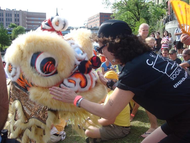 Hiedi Ho and the dragon