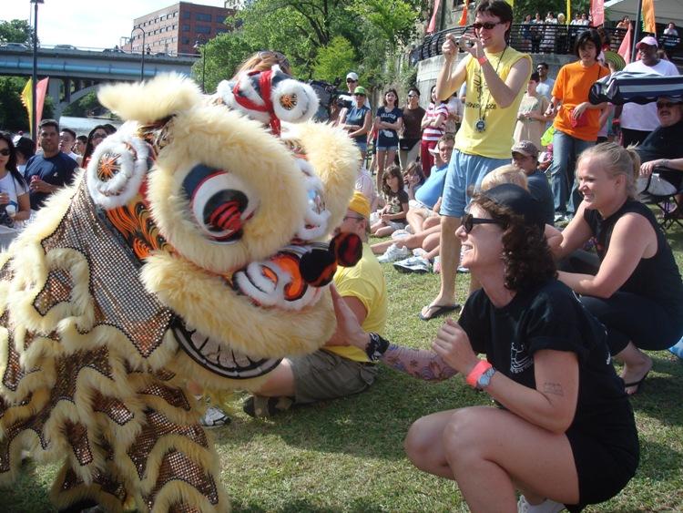 Hiedi Ho and the dragon