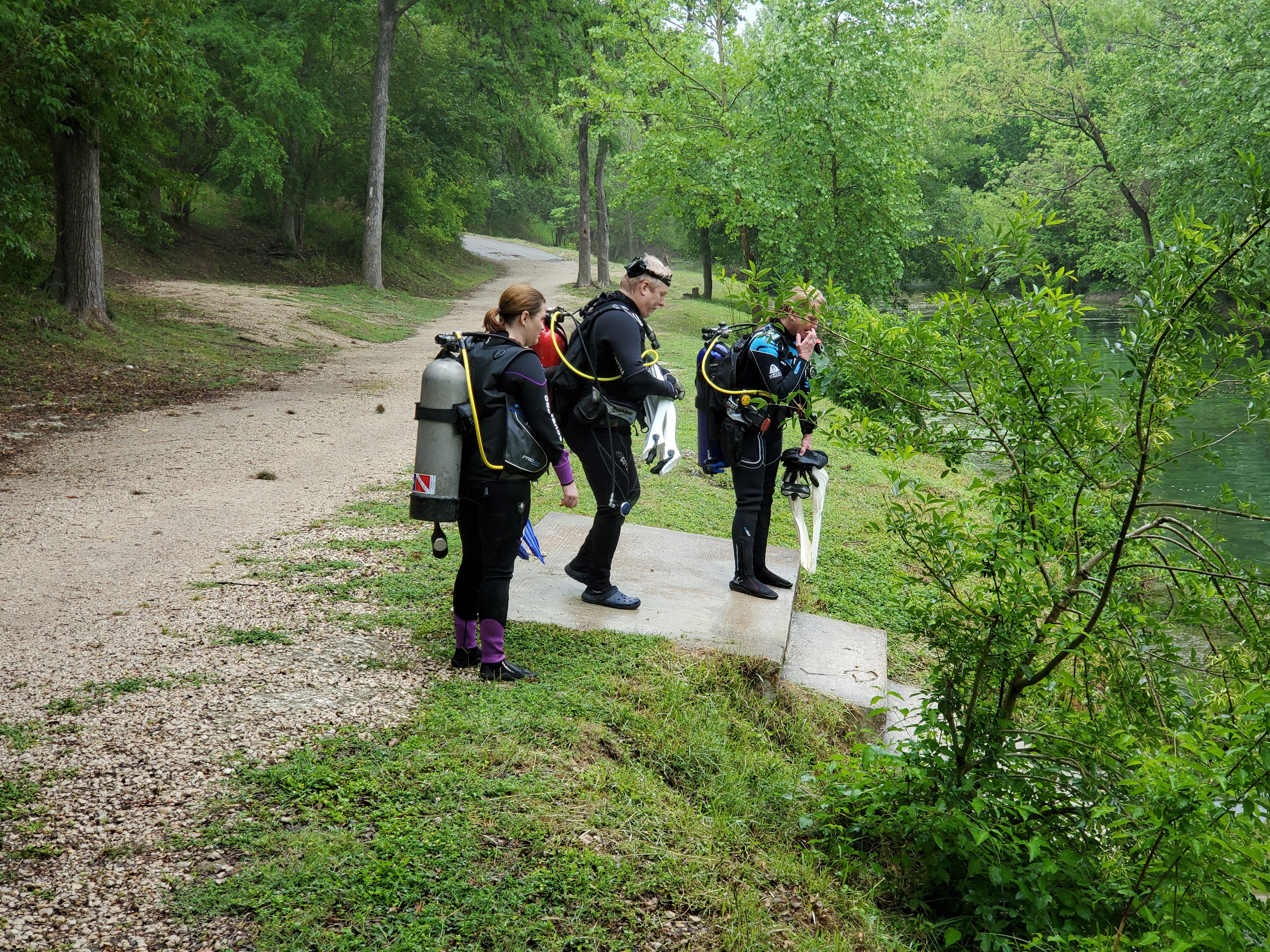 Lakediver, ReefHound, And Watermonkee Get Ready To Enter The Water
