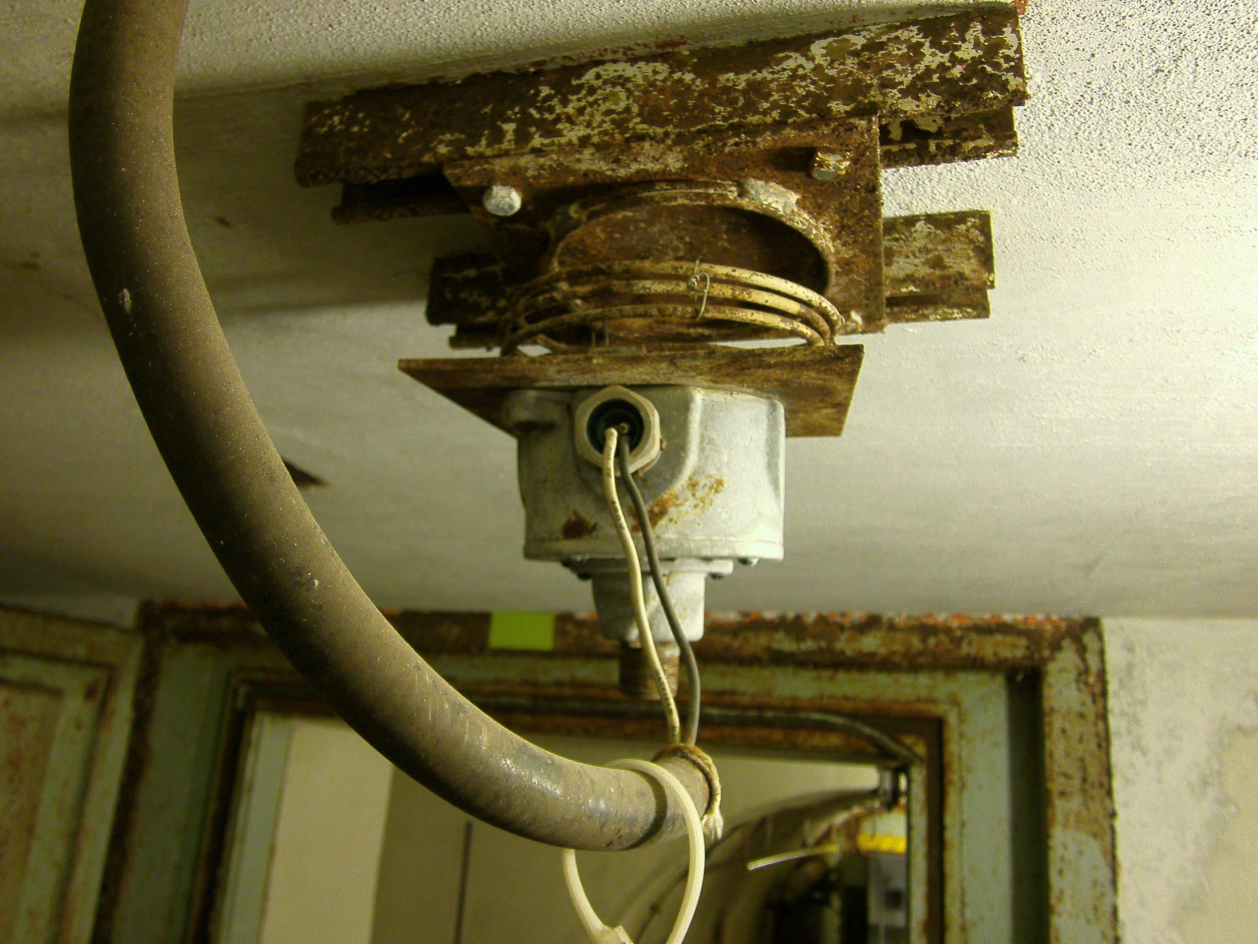 original lightbulbs were on springs